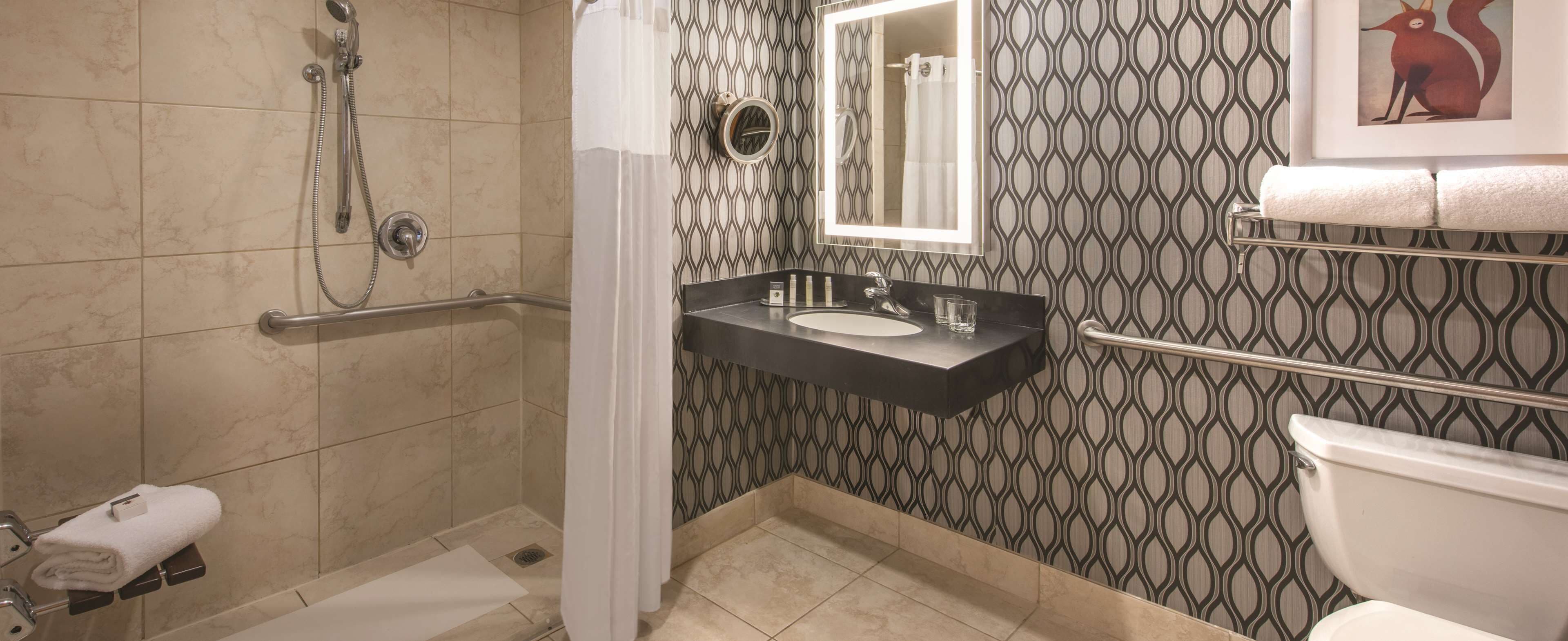 Un baño con ducha, inodoro y lavabo.