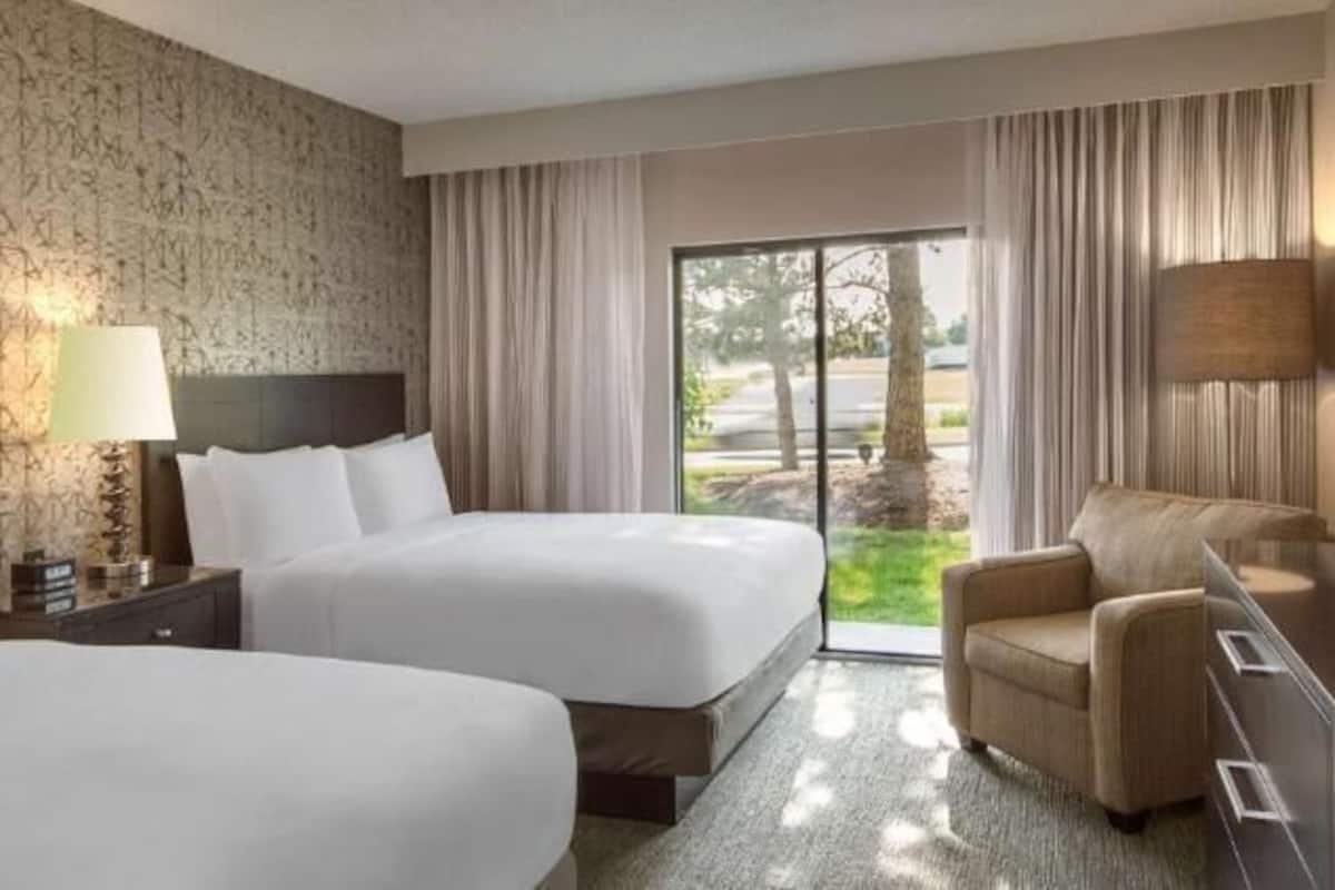 Premium bedding, in-room safe, desk, iron/ironing board