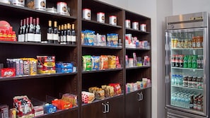 Snack bar - DoubleTree by Hilton Hotel Chicago Wood Dale - Elk Grove (Wood Dale)