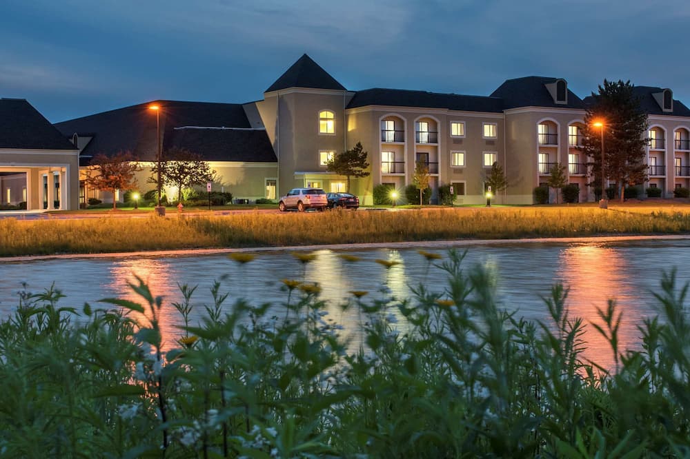DoubleTree by Hilton Hotel Chicago Wood Dale - Elk Grove