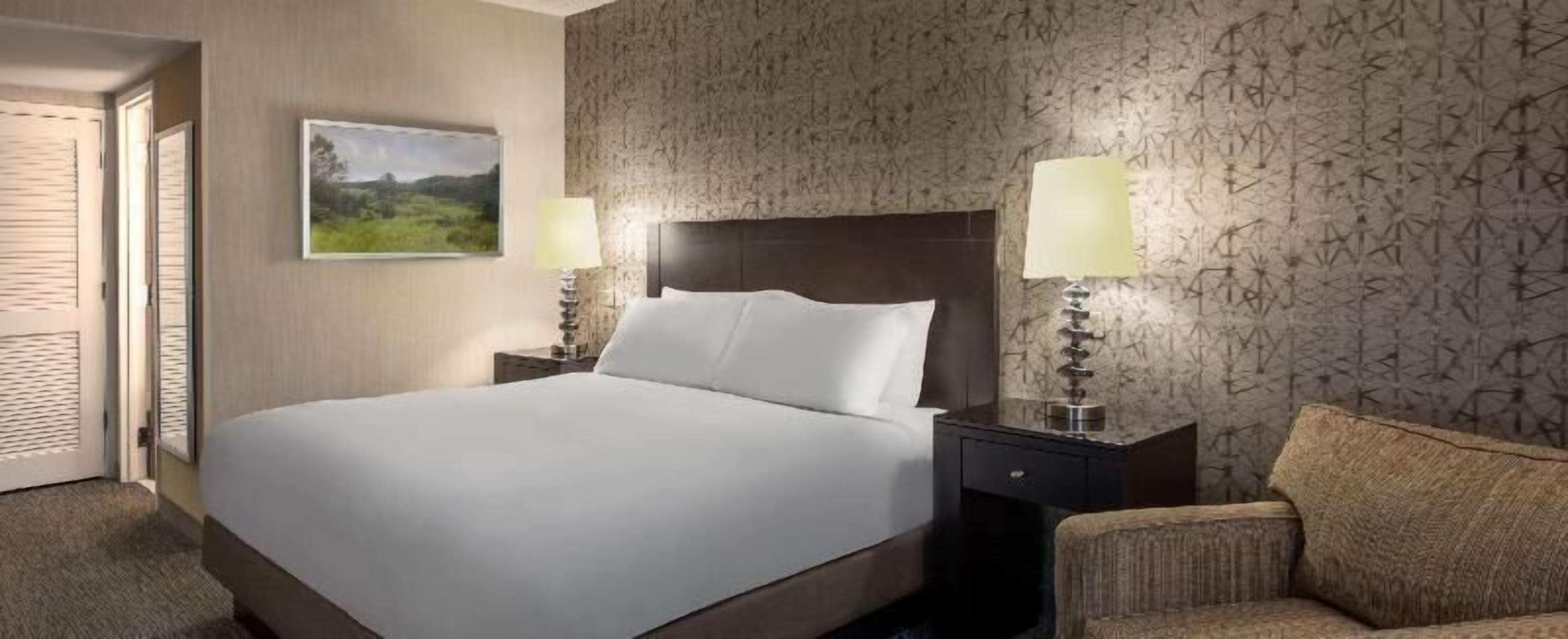 Premium bedding, in-room safe, desk, iron/ironing board