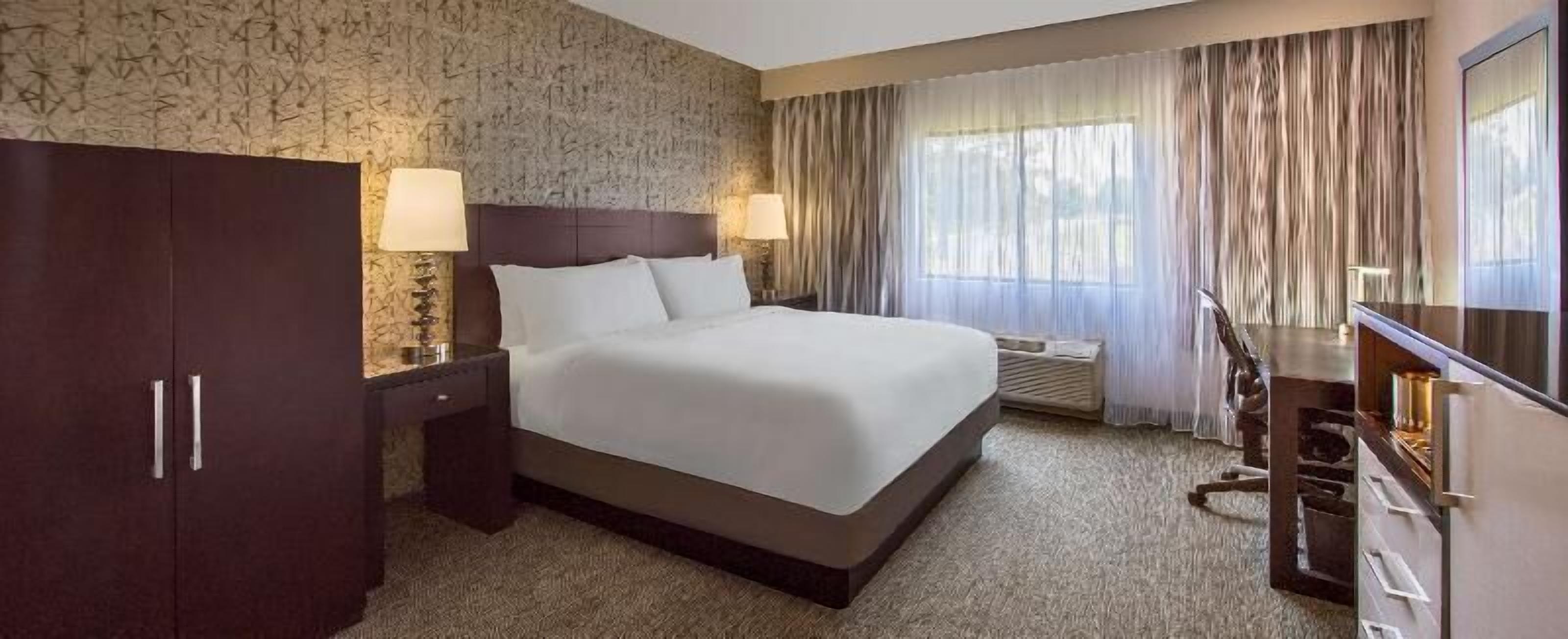 Premium bedding, in-room safe, desk, iron/ironing board