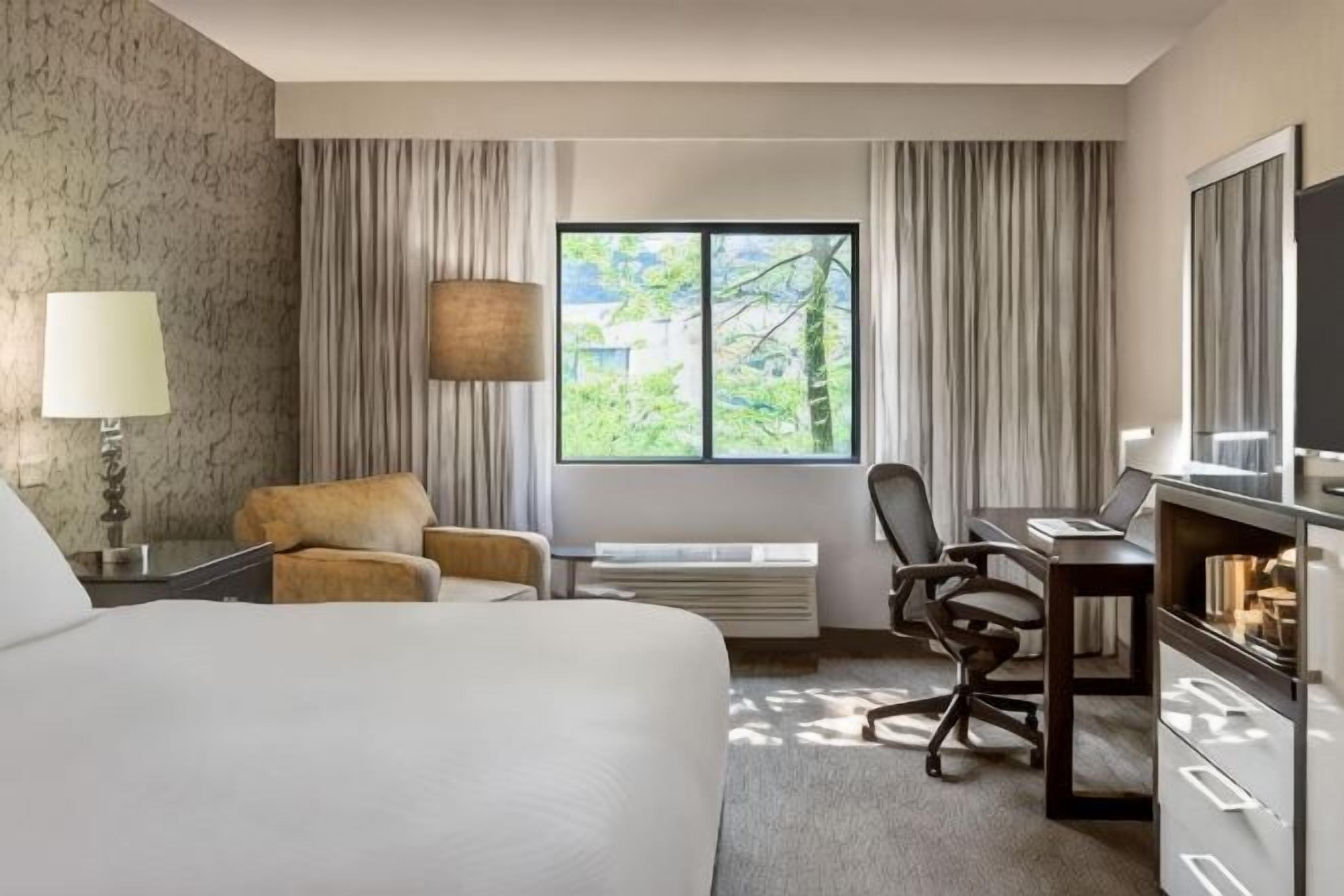 Premium bedding, in-room safe, desk, iron/ironing board