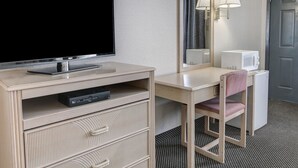 Standard Room, 1 King Bed, Non Smoking | Iron/ironing board, WiFi (free), bed sheets - Econo Lodge Van Horn (Van Horn)