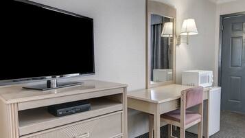 Standard Room, 1 King Bed, Non Smoking | Iron/ironing board, free WiFi, bed sheets