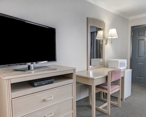 Standard Room, 1 King Bed, Non Smoking | Iron/ironing board, free WiFi, bed sheets