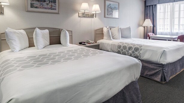 Iron/ironing board, WiFi (free), bed sheets - Econo Lodge Van Horn (Van Horn)