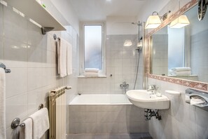 Family Room | Bathroom | Shower, eco-friendly toiletries, hair dryer, bidet - Napoleon Hotel (Rome)
