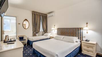 Habitación de hotel con dos camas, un escritorio, una silla, un espejo y un televisor.