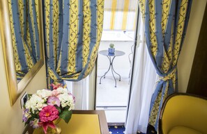 Ropa de cama de alta calidad y minibar 