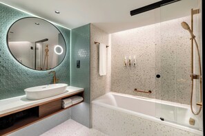 Ensemble douche/baignoire, articles de toilette écologiques
