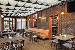 2 restaurantes, se sirve desayuno, cocina local e internacional 