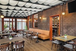 2 restaurants, breakfast, lunch served; local and international cuisine