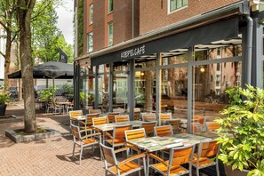 2 restauranter, lunsj serveres, lokale og internasjonale retter