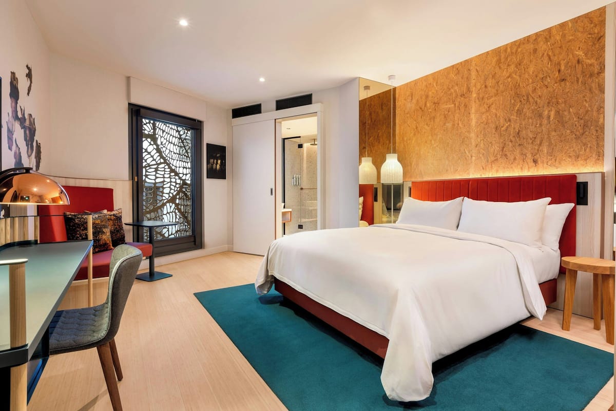 Room, 1 King Bed, Non Smoking | 1 bedroom, premium bedding, pillow-top beds, in-room safe