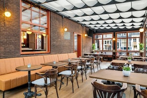 2 restaurants, spécialités Cuisine locale et internationale