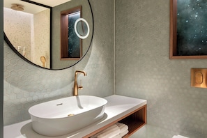 Ensemble douche/baignoire, articles de toilette écologiques