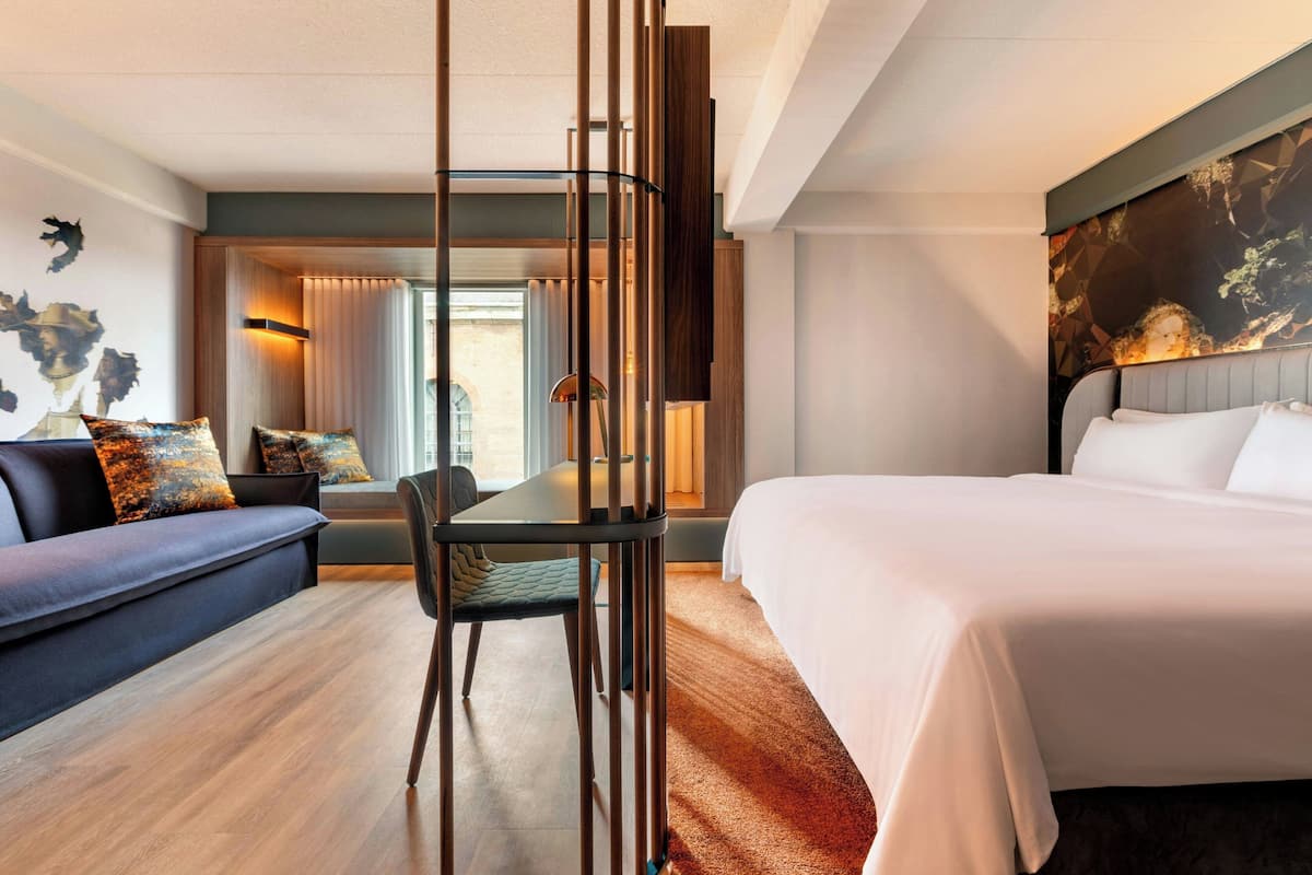 Club Room, 1 Double Bed, Non Smoking | 1 bedroom, premium bedding, pillow-top beds, in-room safe