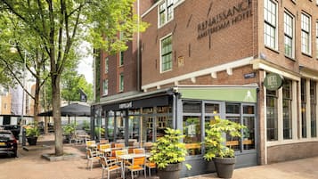 2 間餐廳;供應早餐、午餐、晚餐;本地及多國菜