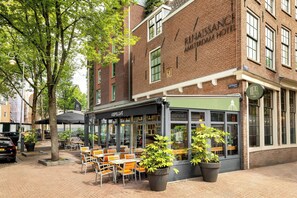 2 restaurants, breakfast, lunch served; local and international cuisine