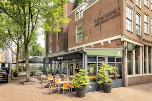 2 restaurants, breakfast, lunch served; local and international cuisine