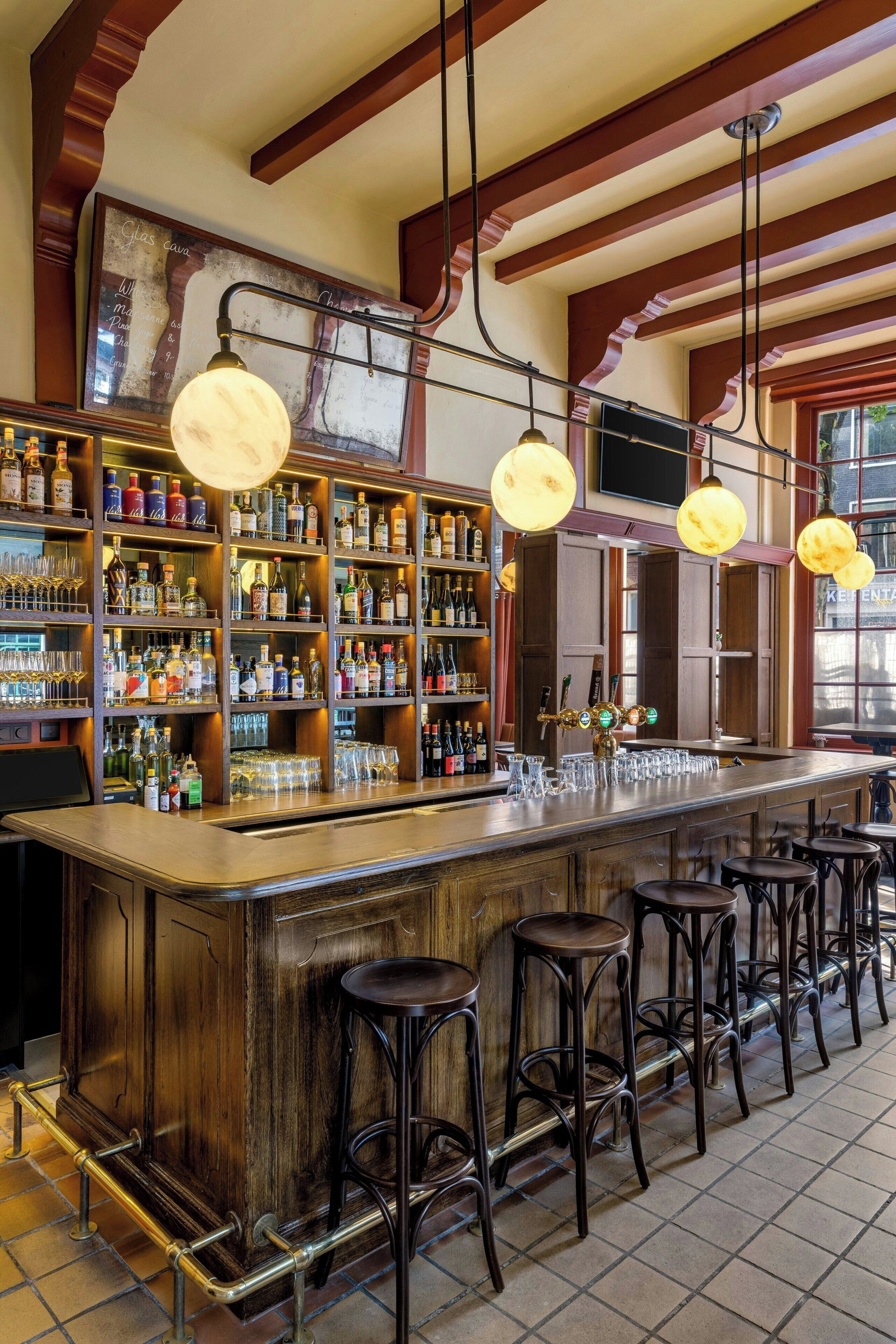 2 bars/lounges, lobbylounge, bar met dakterras