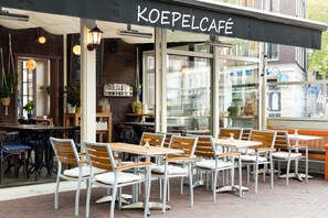 Daily full breakfast (EUR 32 per person)