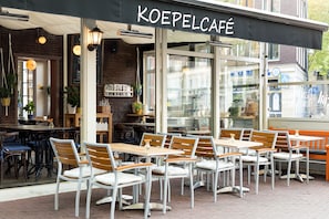 Daily full breakfast (EUR 32 per person)