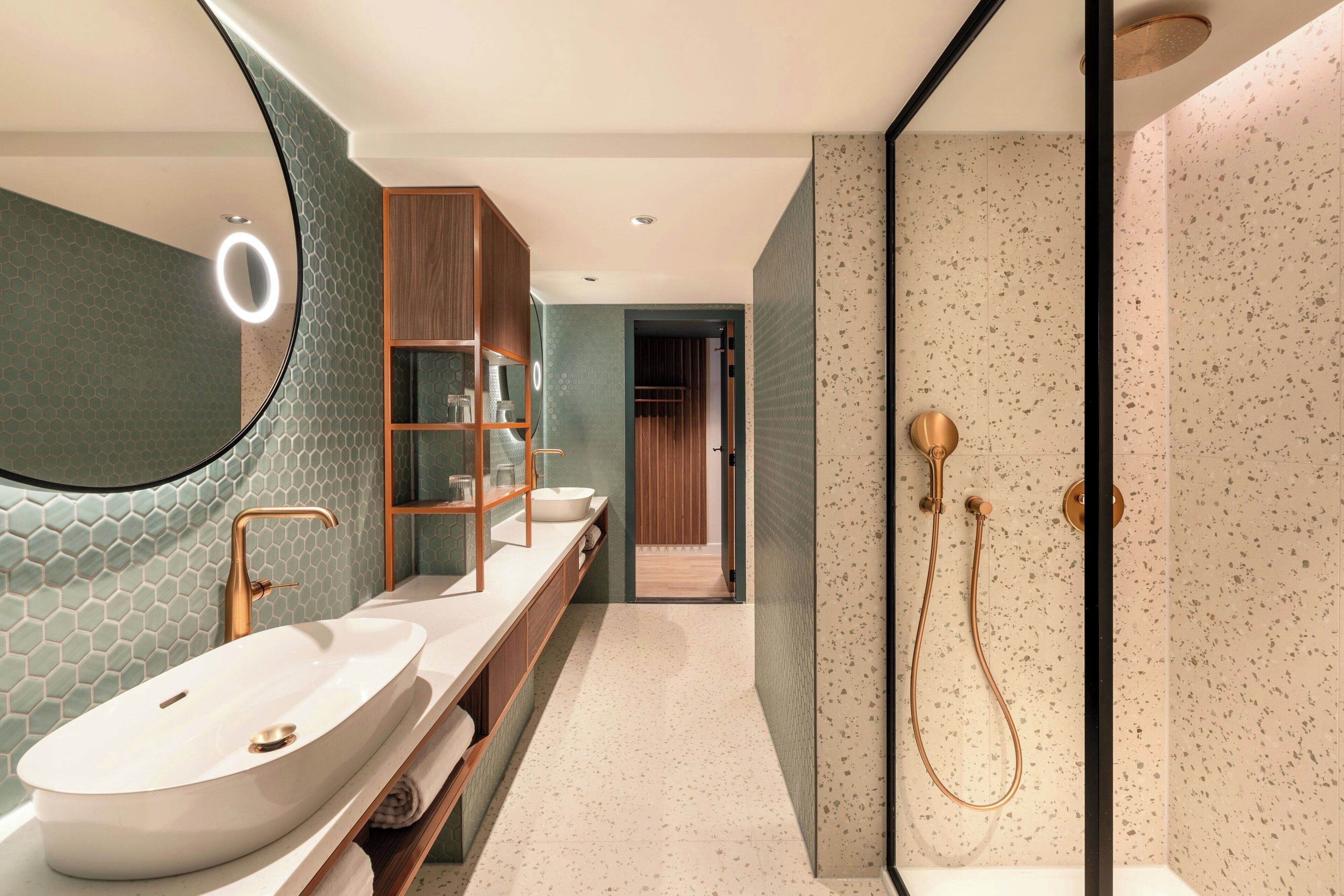 combined shower/bathtub, eco-friendly toiletries, hair dryer, towels