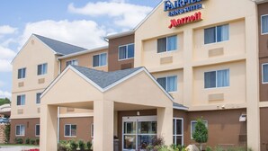 A Fairfield Inn & Suites Marriott hotel with a modern design, featuring a central entrance, multiple windows, and a landscaped front area. - Fairfield Inn & Suites by Marriott Temple Belton (Temple)
