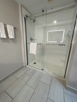 Combined shower/tub, free toiletries, hair dryer, towels