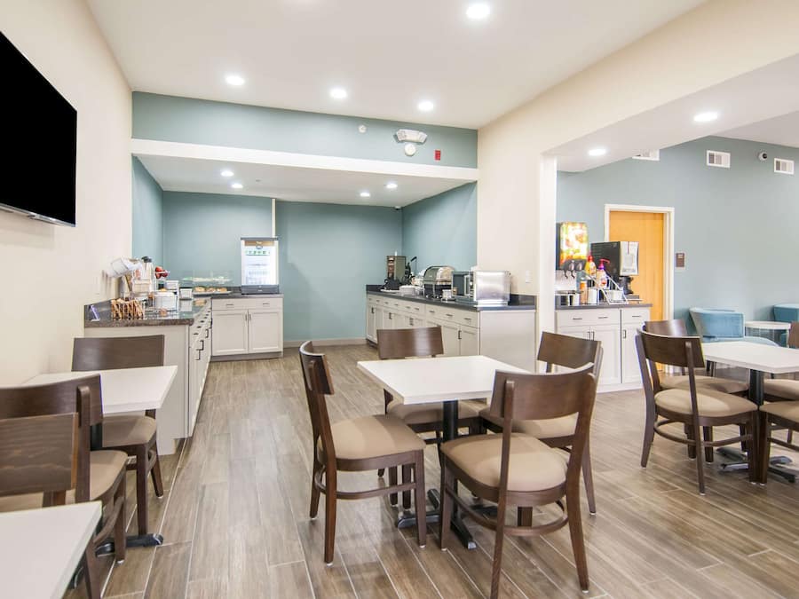 Café da manhã para viagem grátis todos os dias