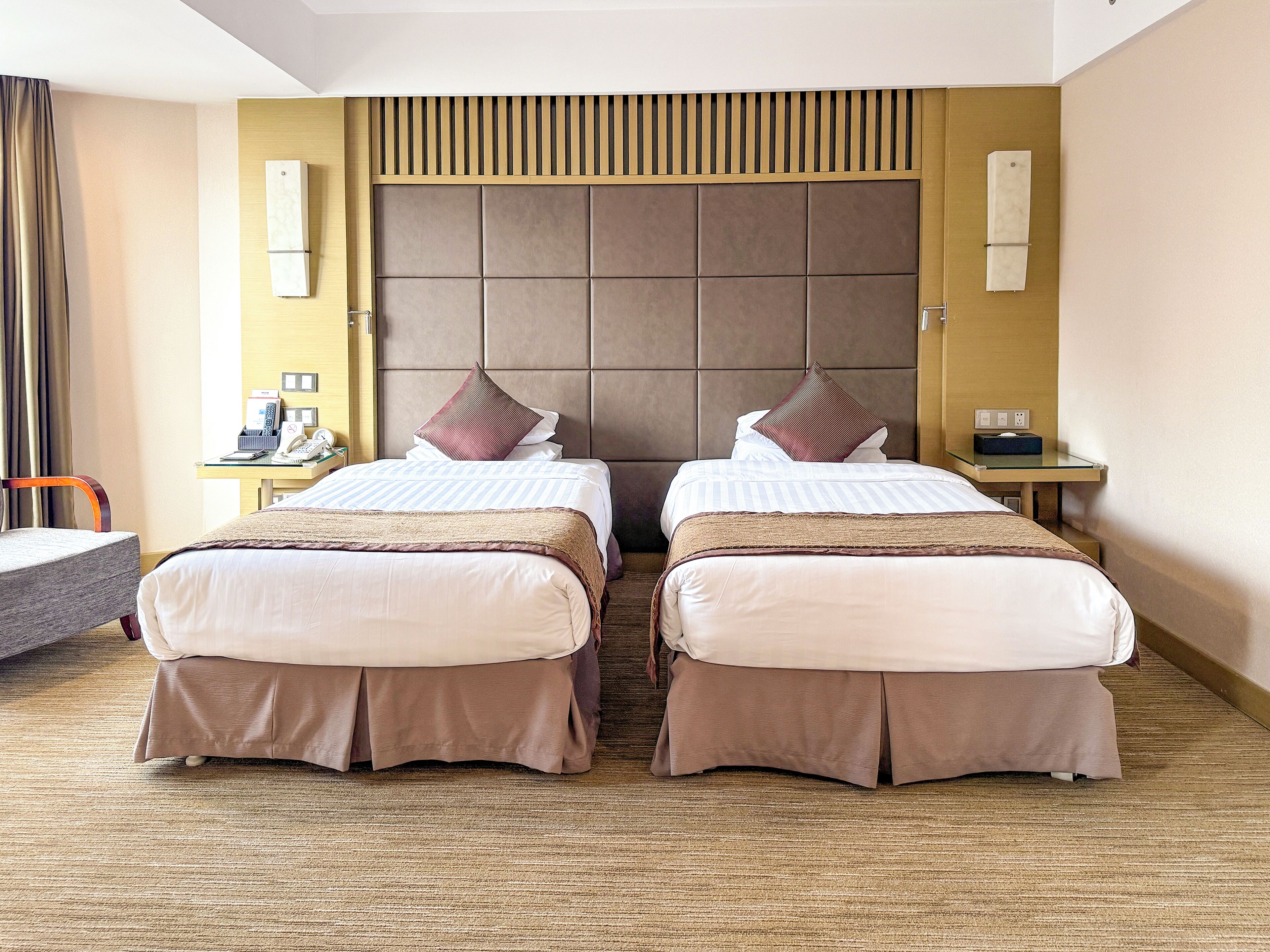 超大豪華雙床間 | 迷你吧、客房內保險箱、書桌、遮光布/窗簾