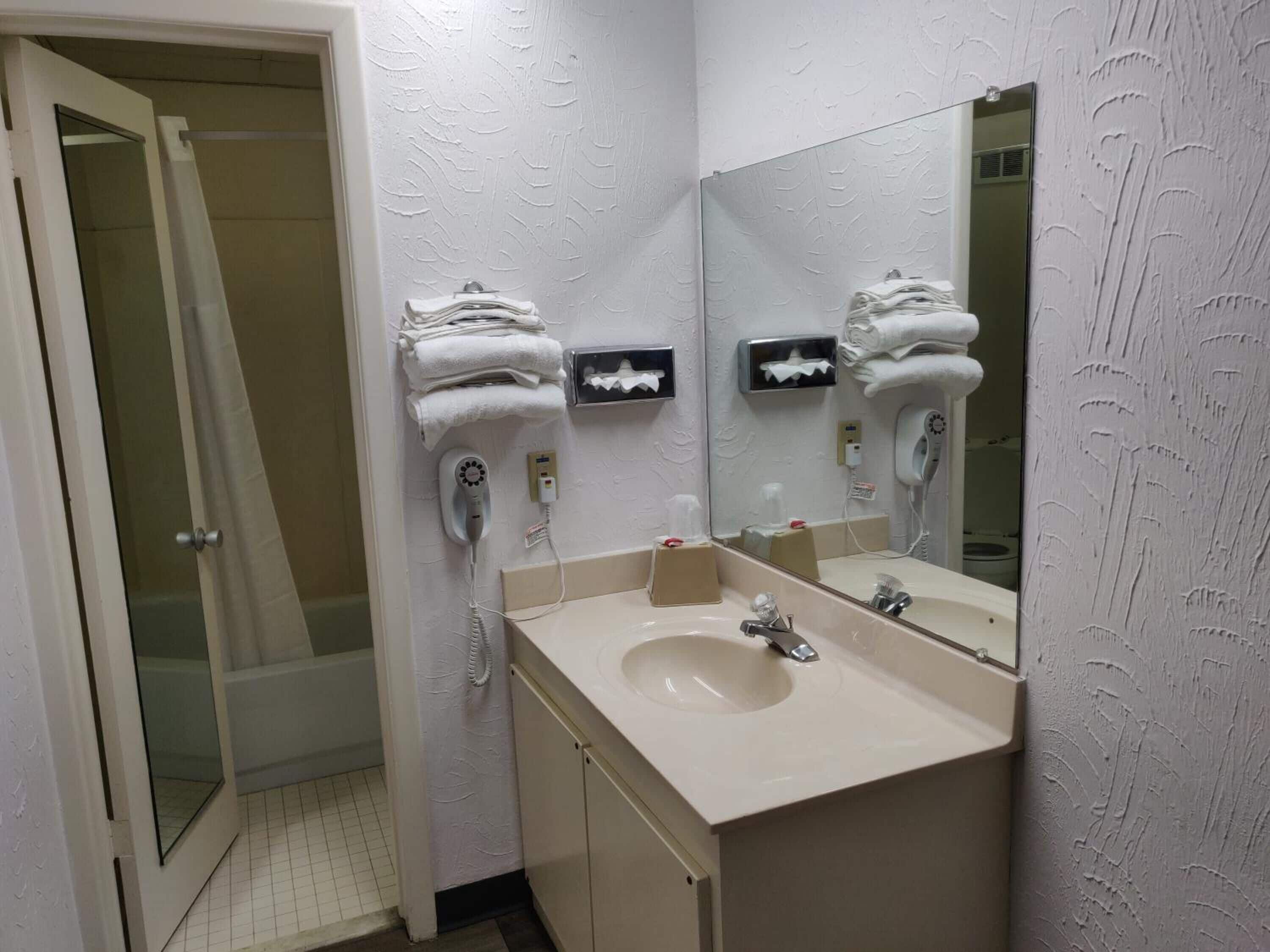 Bañera con ducha, artículos de tocador gratuitos, secador de pelo