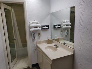 Kombinasi shower/bathtub dan perlengkapan mandi gratis