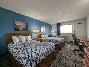 Habitación Deluxe doble, 2 camas dobles | Caja fuerte, escritorio, wifi gratis y ropa de cama