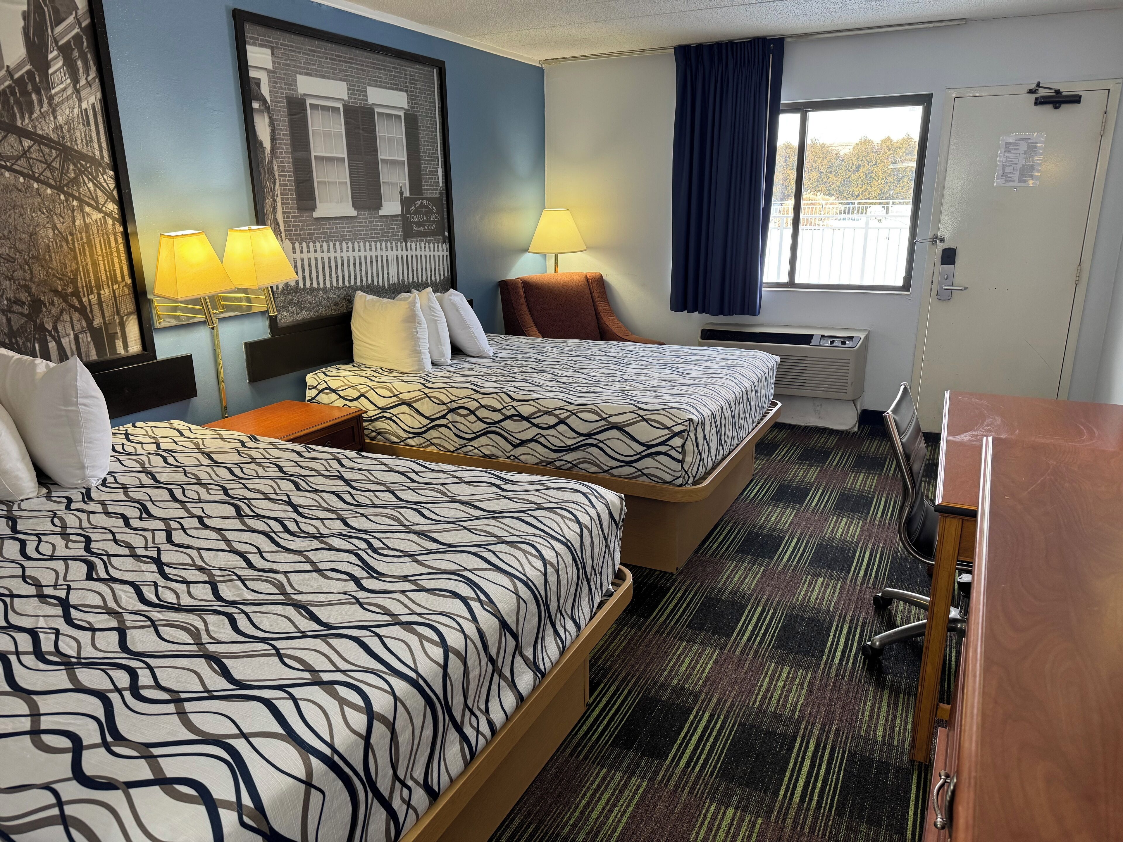 Rom – deluxe, 2 queensize-senger, ikke-røyk | Safe på rommet, skrivebord, wi-fi (inkludert) og sengetøy