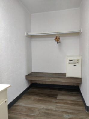 Interior - Sprucewood Inn (Elyria)