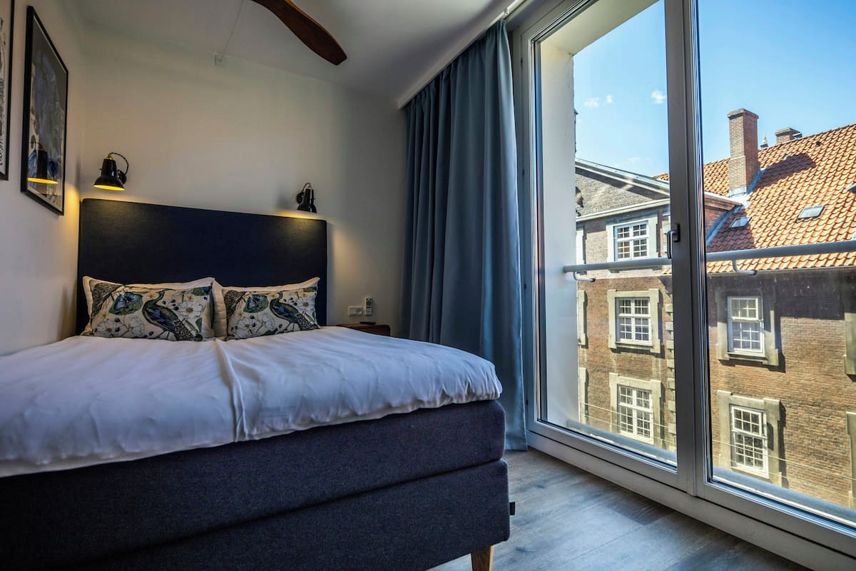 Basic Room, 1 Large Twin Bed (COSY ONE) | 1 bedroom, WiFi (free), bed sheets