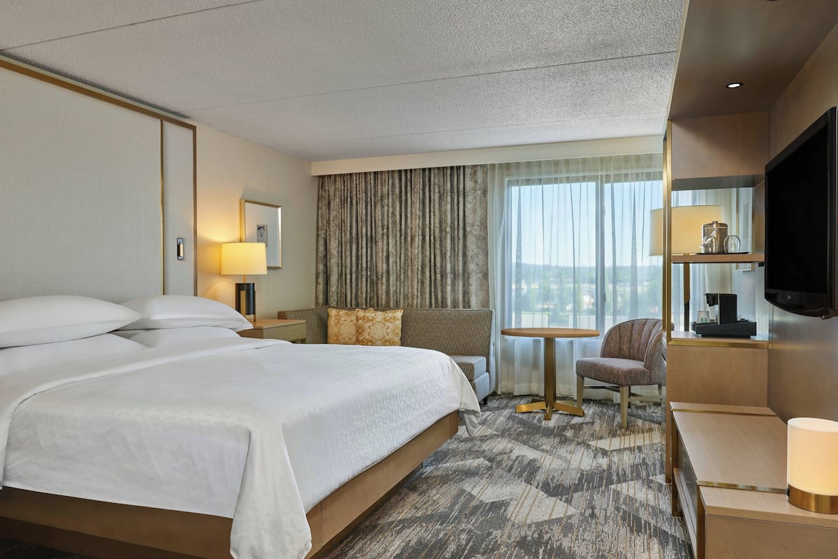 Premium bedding, in-room safe, desk, iron/ironing board