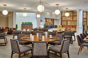 Breakfast, lunch and dinner served - Sheraton Portland Airport Hotel (Portland)
