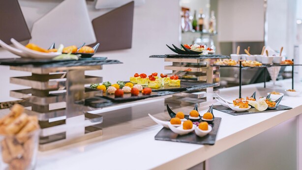 Un buffet proposant divers plats présentés sur des présentoirs à étages.