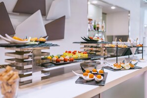 Een buffet met diverse gerechten op etagères.