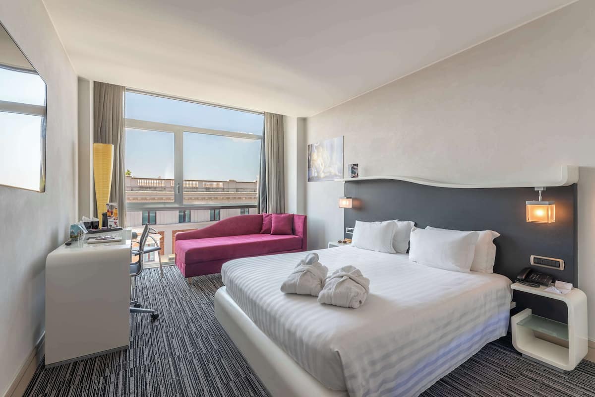 Deluxe Room, 1 King Bed | Premium bedding, minibar, in-room safe, desk
