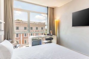 Comfort Room, 1 King Bed (Twin bed on request) | Premium bedding, minibar, in-room safe, desk