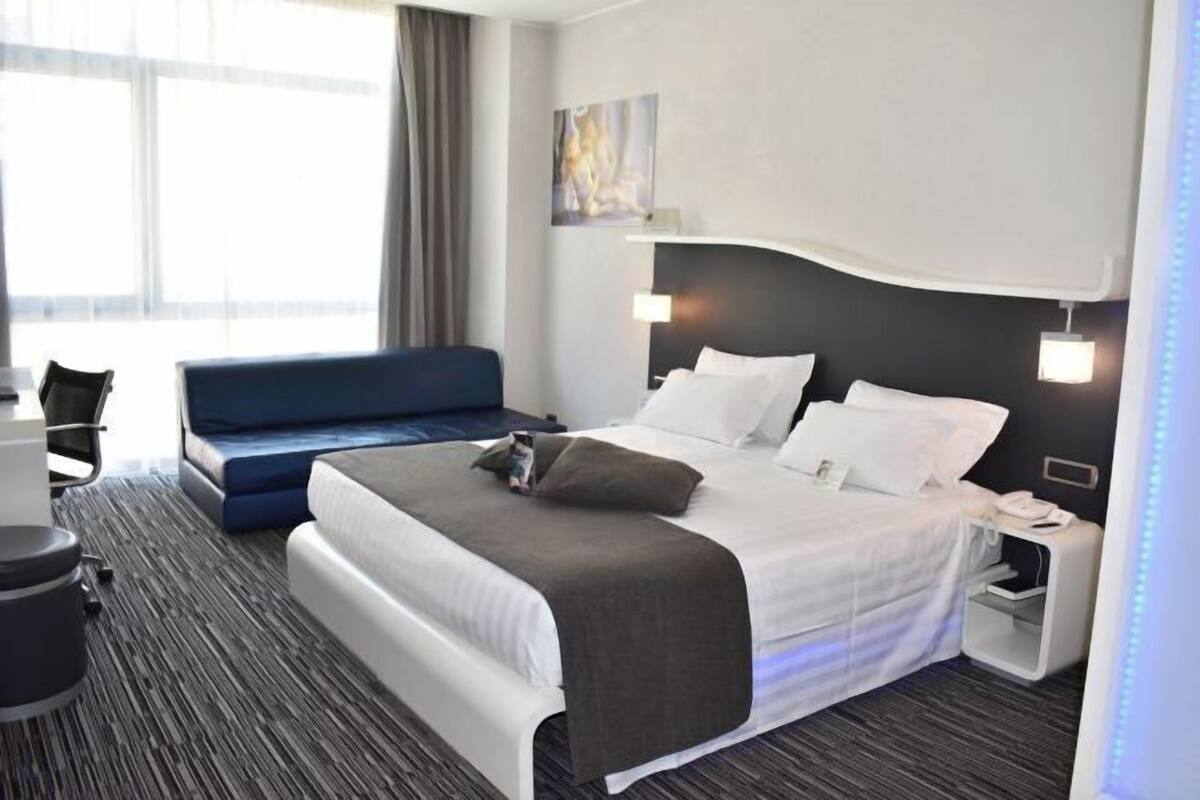 Luxe beddengoed, een minibar, een kluis op de kamer, een bureau