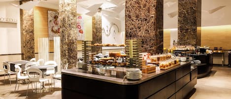 Tägliches Frühstücksbuffet (16 EUR pro Person)