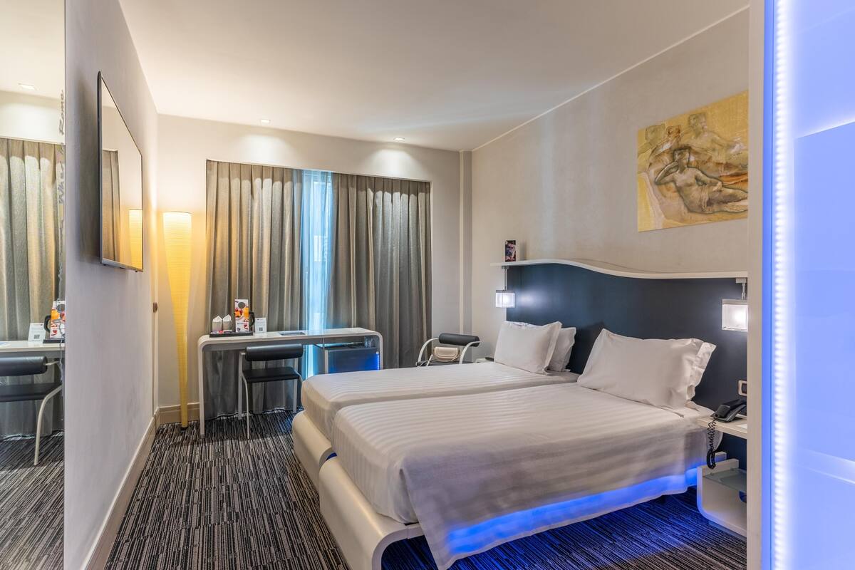 Comfort kamer, 2 eenpersoonsbedden | Luxe beddengoed, een minibar, een kluis op de kamer, een bureau