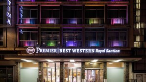 Un hôtel dont l’enseigne indique : « Premier Best Western Royal Santina ».