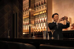 2 bars/lounges